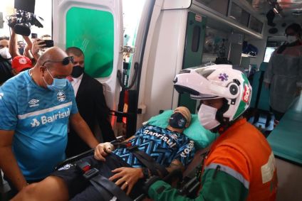 Jogador do Grêmio é atendido após ser atingido por pedrada na chegada ao estádio