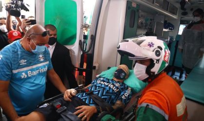 Jogador do Grêmio é atendido após ser atingido por pedrada na chegada ao estádio