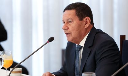 ‘Não li’, diz Mourão sobre inquérito da PF; senadores da oposição evitam assunto em coletiva