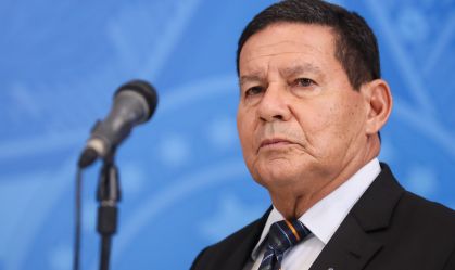 Mourão defende reunião de Bolsonaro para manter diplomatas “bem-informados” sobre eleição