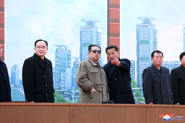 Kim Jong Un na frente de uma projeção digital de como será o novo empreendimento / Foto: EyePress News/Shutterstock