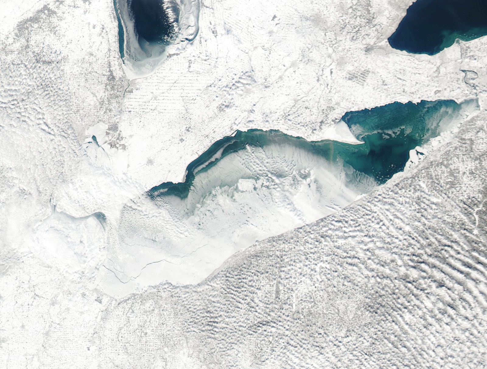 Imagem de satélite do lago antes da rachadura aparecer / NOAA