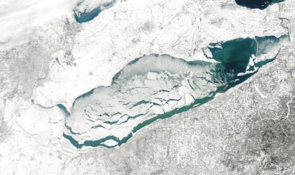 18 pessoas são resgatadas de bloco de gelo em lago nos Estados Unidos