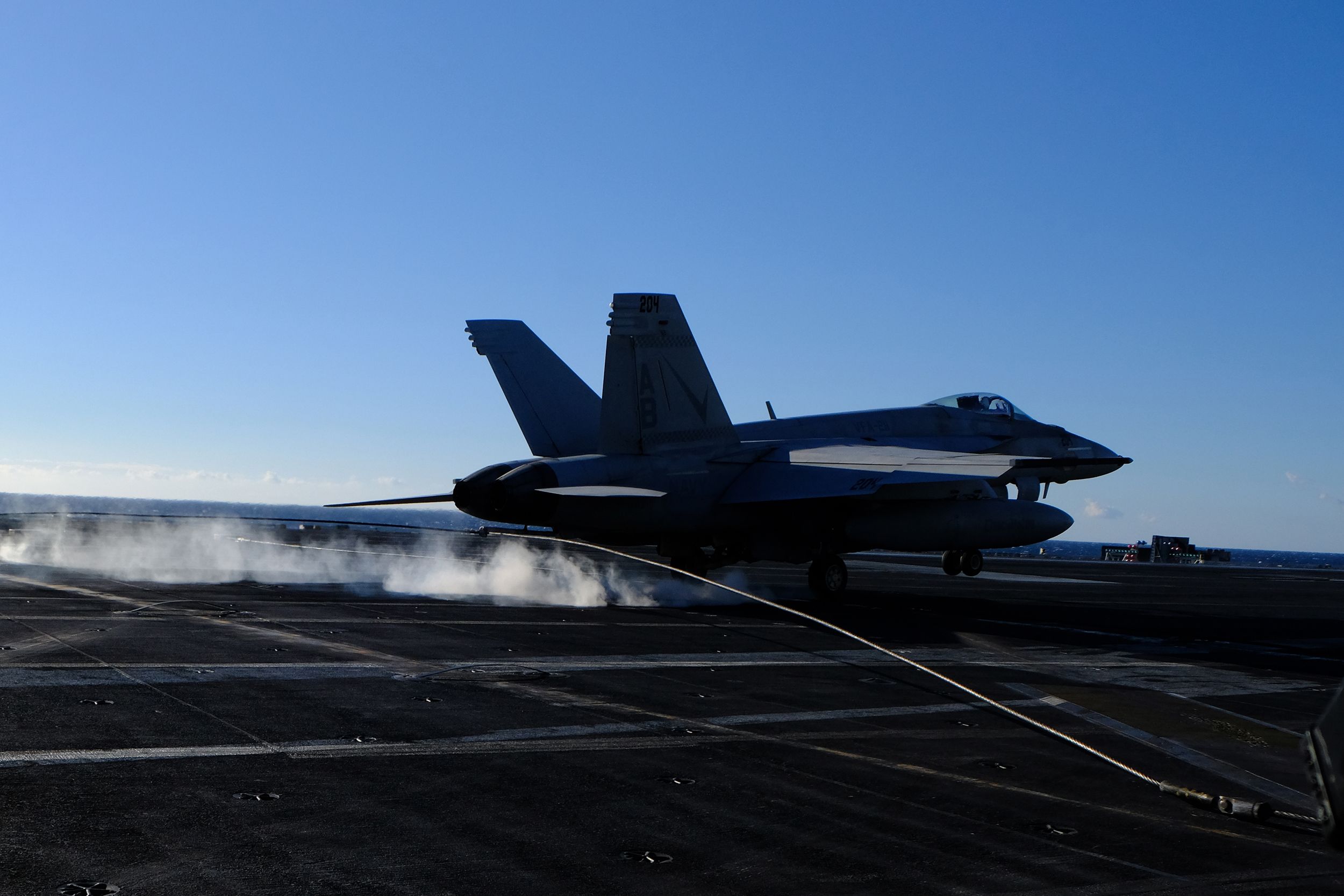 Para pousar no USS Harry S Truman, o F/A-18 precisa pegar um fio para ajudá-lo a parar / Vasco Cotovio/CNN