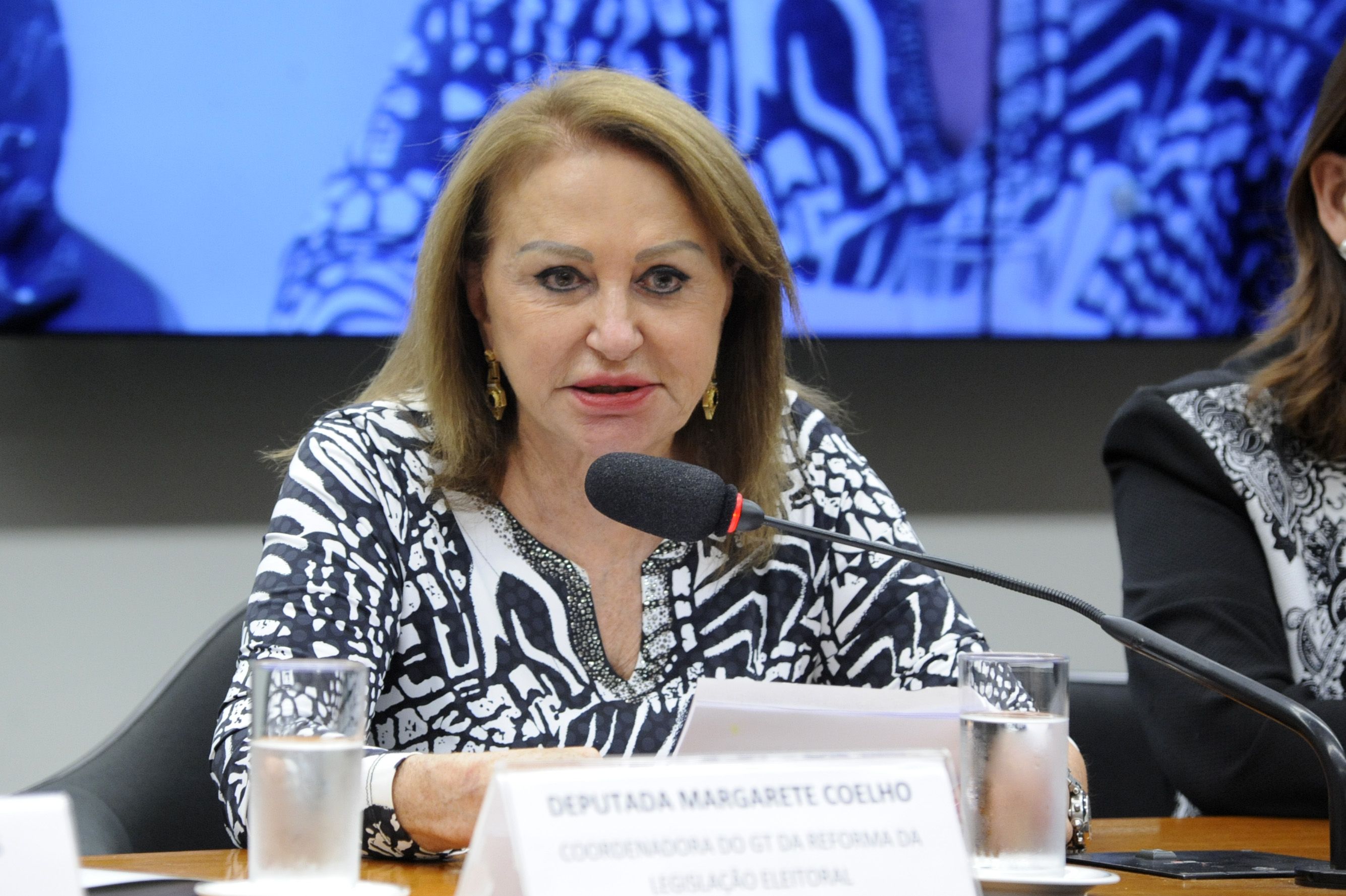 Imagem de destaque do post: Fachin vota pela cassação de deputada e julgamento é interrompido a pedido de Moraes