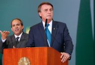 Bolsonaro assina decreto para distribuição gratuita de absorventes íntimos