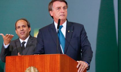 Bolsonaro assina decreto para distribuição gratuita de absorventes íntimos