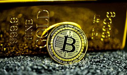 Bitcoin sobe mais de 5% nesta segunda-feira; especialistas falam sobre movimento