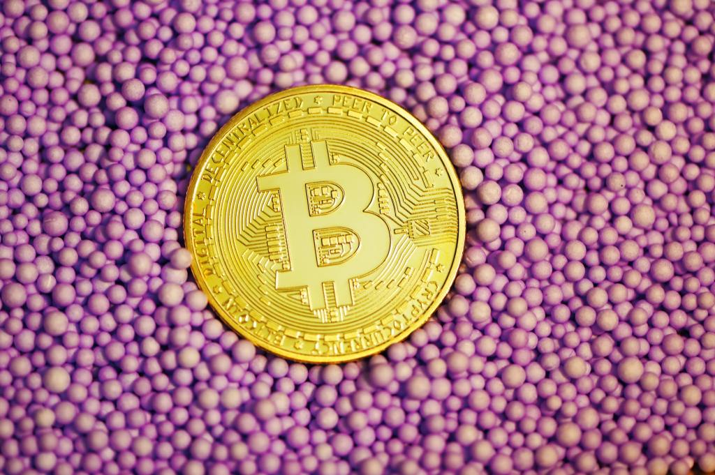 Bitcoin cai a US$ 53,6 mil e perde 26% desde recorde com investidores  fugindo do risco | CNN Brasil