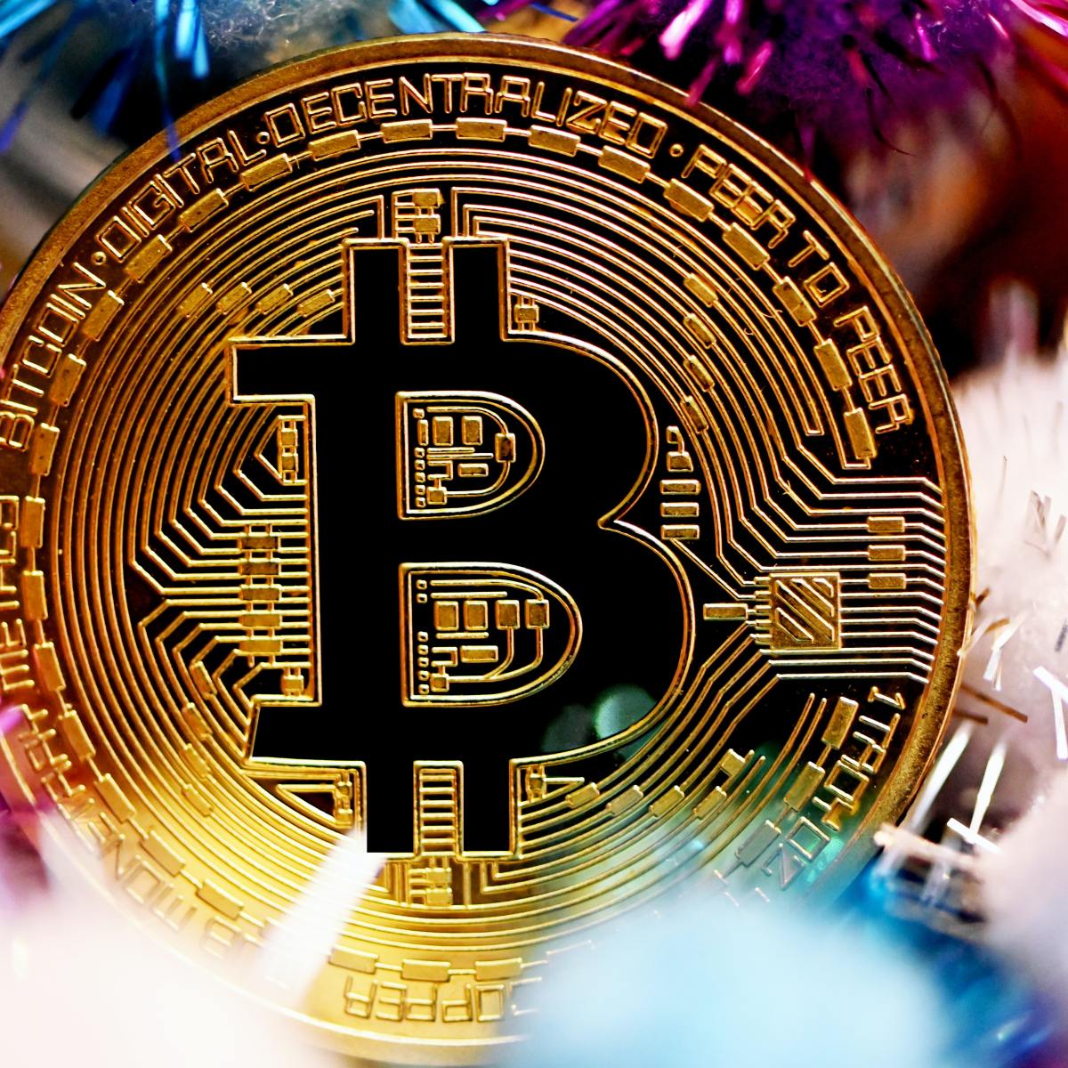 Bitcoin cai 45% no ano e chega a recuar para casa dos US$ 25 mil | CNN  Brasil