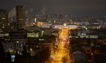 Kiev fica quieta e escura após decreto de toque de recolher noturno