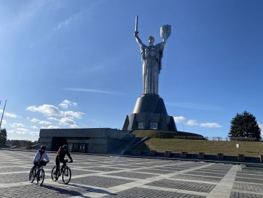 Ciclistas passam pelo Museu Nacional da História da Ucrânia na Segunda Guerra Mundial no domingo, 20 de fevereiro