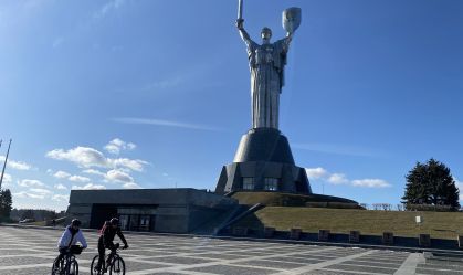 Ciclistas passam pelo Museu Nacional da História da Ucrânia na Segunda Guerra Mundial no domingo, 20 de fevereiro