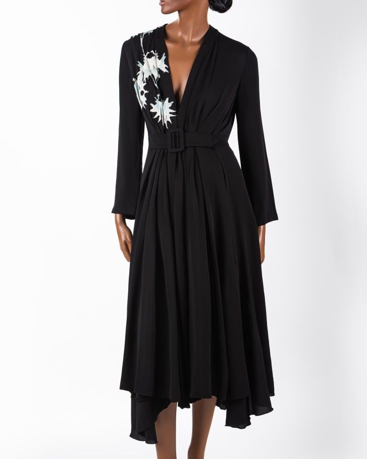 O look Armani usado Meghan Markle é eleito Vestido do Ano / Fashion Museum Bath