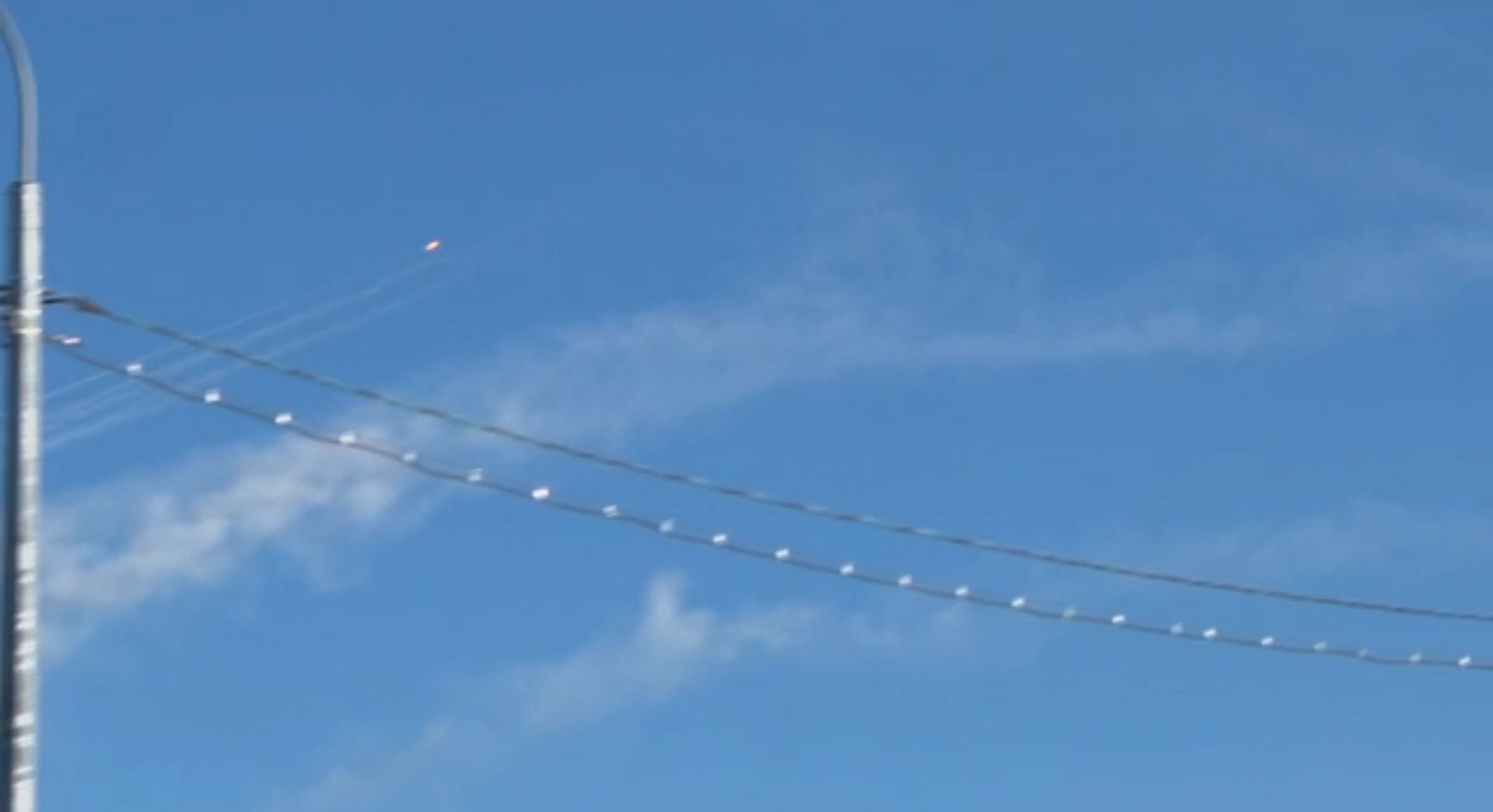 Foguetes militares cruzam o céu durante entrada de repórter da CNN na Rússia