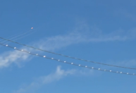 Foguetes militares cruzam o céu durante entrada de repórter da CNN na Rússia