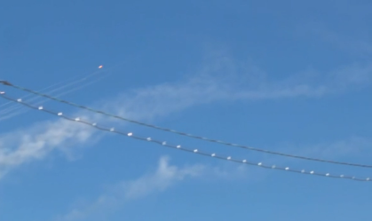 Foguetes militares cruzam o céu durante entrada de repórter da CNN na Rússia