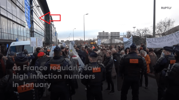 Vídeo da agência Ruptly mostra os manifestantes próximos ao edifício sede da farmacêutica Pfizer / Reprodução/Ruptly