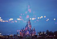 Alta no streaming e receita dos parques temáticos impulsionam ações da Disney