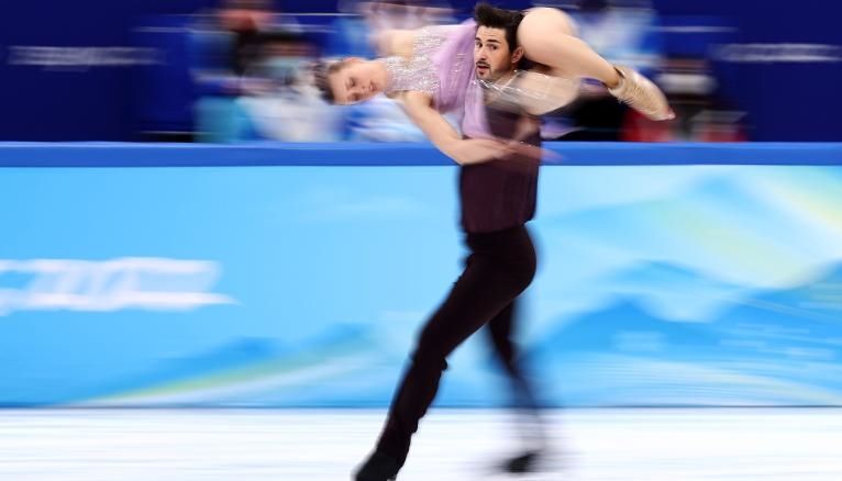Madison Hubbell e Zachary Donohue, dos Estados Unidos patinam no dia 10 dos Jogos Olímpicos de Inverno de Pequim em 14 de fevereiro de 2022 / Getty Images