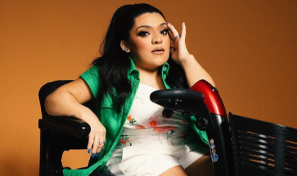 Ainda sofro com comentários capacitistas, diz Pequena Lô, fenômeno das redes sociais