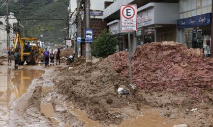 Destruição causada pela lama de deslizamentos de terra das chuvas em Petrópolis (RJ)