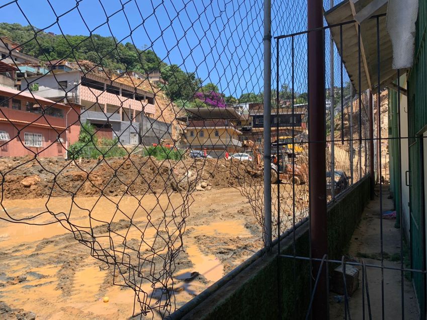 Entrada da creche foi serrada pelos moradores em Petrópolis (RJ) / Bruna Carvalho/CNN