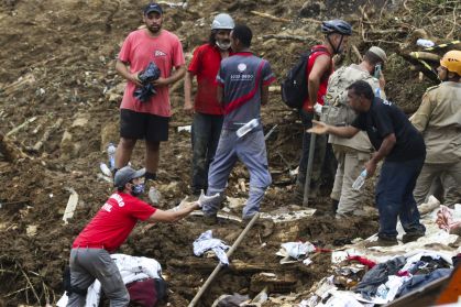 Equipe de bombeiros trabalha na busca por vítimas das chuvas em Petrópolis, na região serrana do Rio de Janeiro