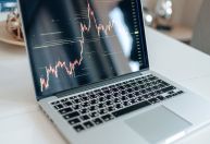 Ibovespa cai quase 1% e dólar opera em alta após BCE realizar alta de juros