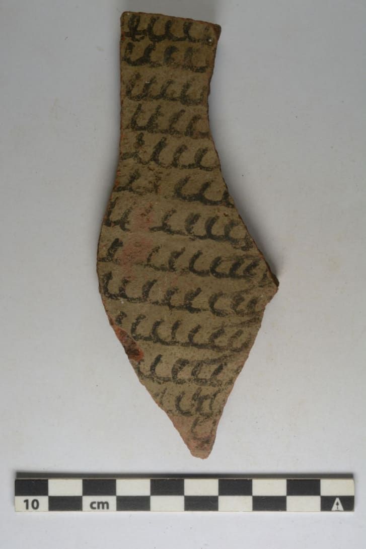 Centenas de tabuletas foram encontradas com o mesmo símbolo escrito na frente e no verso, o que os arqueólogos acreditam ser evidência de alunos sendo forçados a escrever linhas como castigo / Projeto Athribis-Tübingen