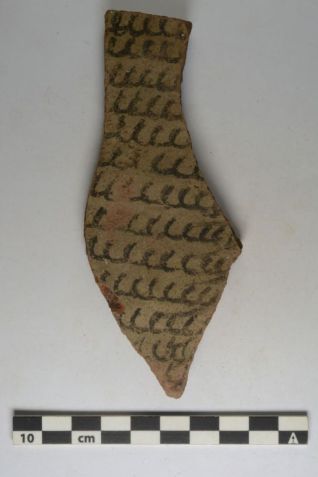 Centenas de tabuletas foram encontradas com o mesmo símbolo escrito na frente e no verso, o que os arqueólogos acreditam ser evidência de alunos sendo forçados a escrever linhas como castigo / Projeto Athribis-Tübingen
