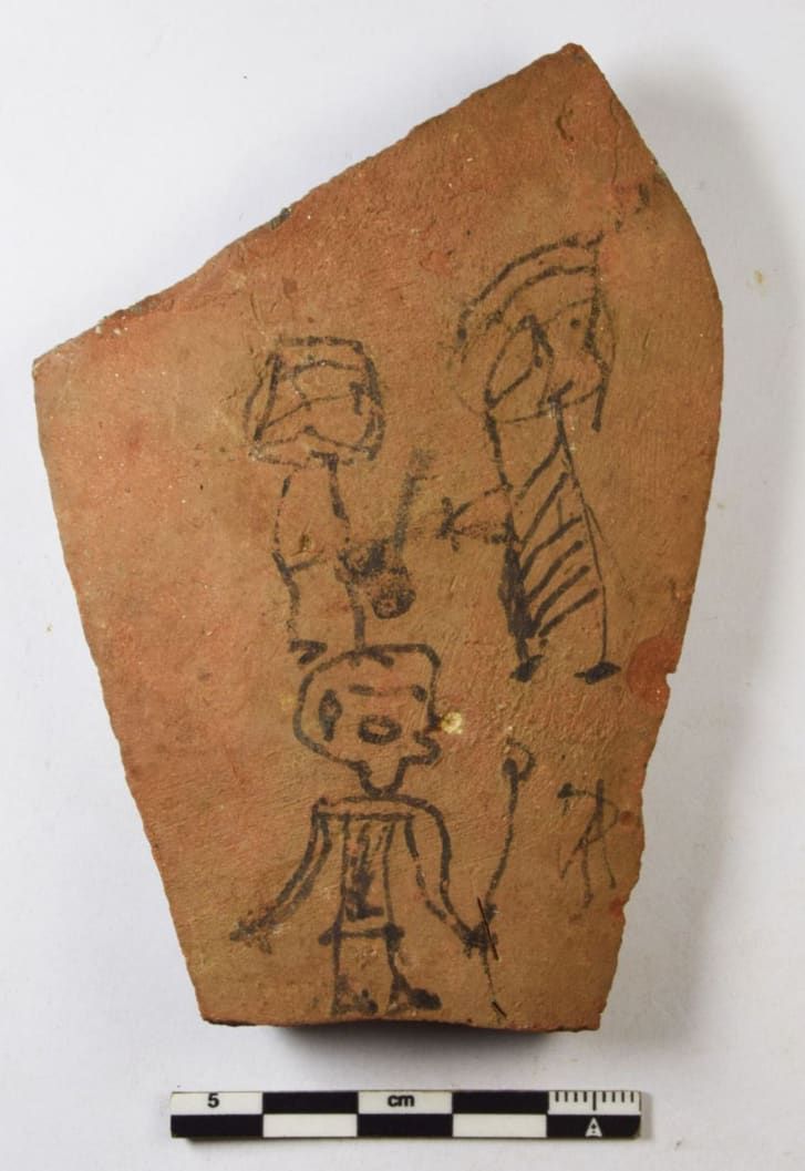 O desenho de uma criança estava entre os 18.000 fragmentos inscritos encontrados no local / Projeto Athribis-Tübingen