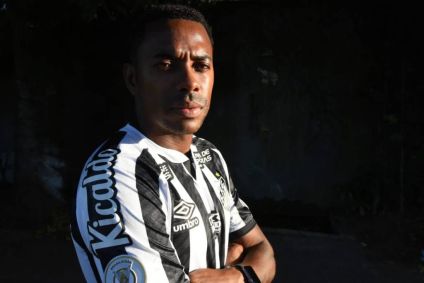 Robinho com a camisa do Santos