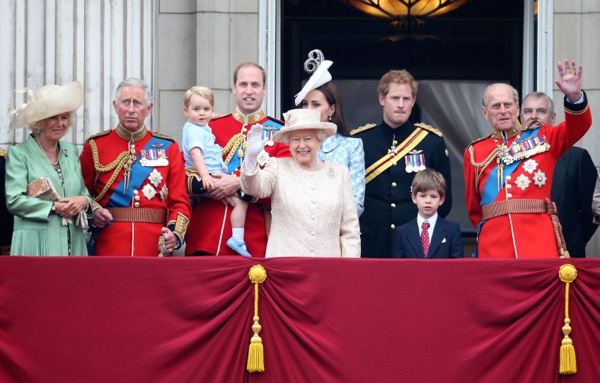 Família real ao redor da rainha Elizabeth II para assistir, da varanda do Palácio de Buckingham, à cerimônia Trooping the Color, em 13 de junho de 2015 / Chris Jackson/Getty Images