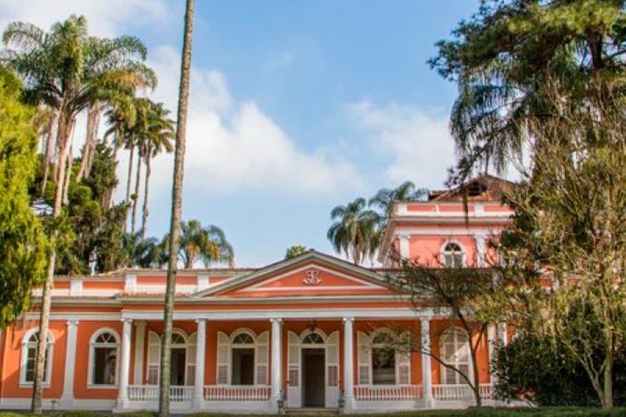 A grade e um muro da antiga Casa da Princesa Isabel foram derrubados durante a chuva