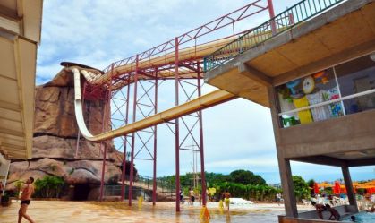 Polícia de Goiás realiza perícia em parque aquático onde criança morreu