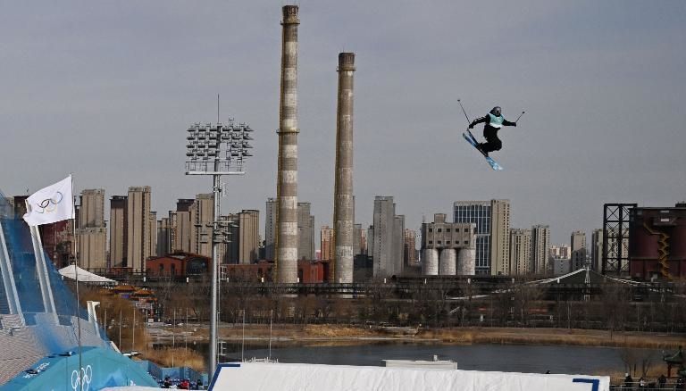 Finn Bilous, da Nova Zelândia, compete durante os Jogos Olímpicos de Inverno de Pequim 2022 no Big Air Shougang. / Manan Vatsyayana/Getty Images