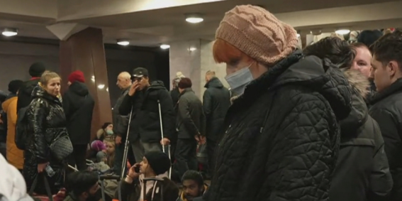 Metrô de Kharkiv virou abrigo improvisado, como flagrou equipe de CNN