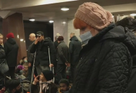 Famílias na Ucrânia lotam estação de metrô que virou abrigo antiaéreo improvisado