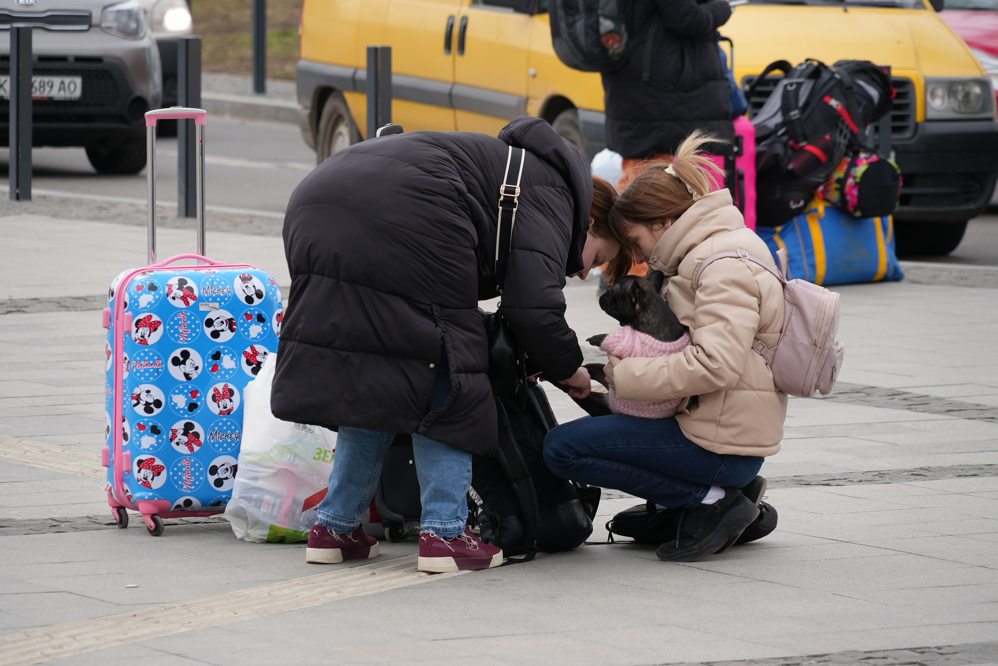 Famílias recolhem seus pertences do lado de fora da estação de Lviv, na Ucrânia / Mark Philips/CNN