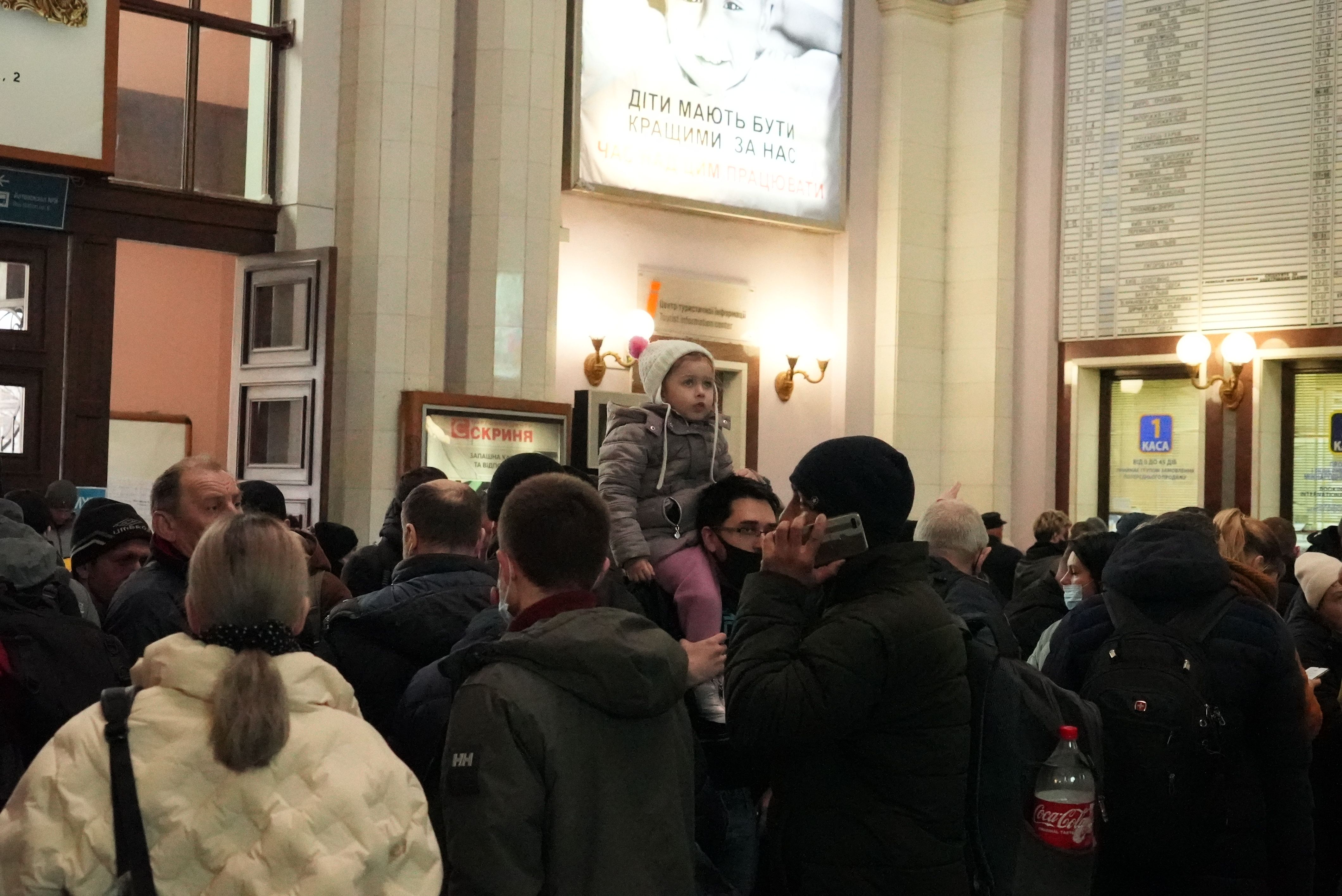 Multidões desembarcam na estação de Lviv depois de fugir da guerra no leste da Ucrânia