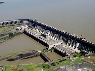 A usina hidrelétrica Itaipu Binacional fica localizada na fronteira entre o Brasil e o Paraguai