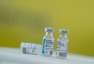 AstraZeneca para de fabricar vacina de Covid-19 por 