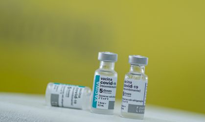 Vacina AstraZeneca: efeitos raros foram relatados em 2021; entenda o caso