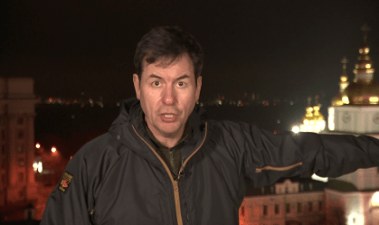 Repórter da CNN em Kiev registra explosões e sirenes ao vivo