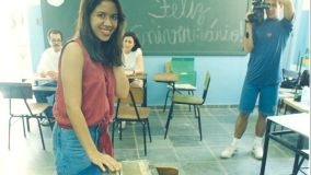 Jovem eleitora deposita o voto em urna, na eleição de 1988