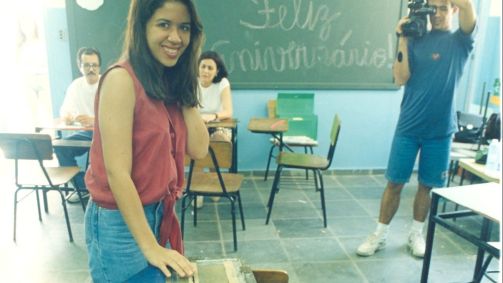 Jovem eleitora deposita o voto em urna, na eleição de 1988