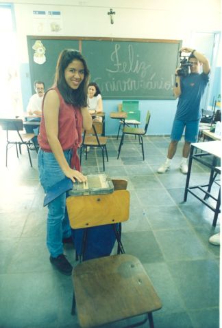 Jovem eleitora deposita o voto em urna, na eleição de 1988 / Museu do Voto (TSE) - 15.nov.1988
