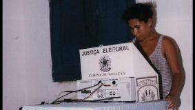 Eleitores do interior de Pernambuco aprendem a votar na urna eletrônica, para as eleições de 1998