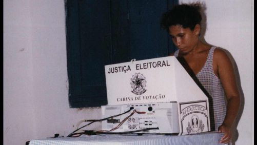 Eleitores do interior de Pernambuco aprendem a votar na urna eletrônica, para as eleições de 1998
